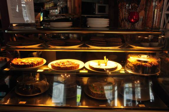 Apetitosas tortas em café em Akureyri, a maior cidade do norte da Islândia